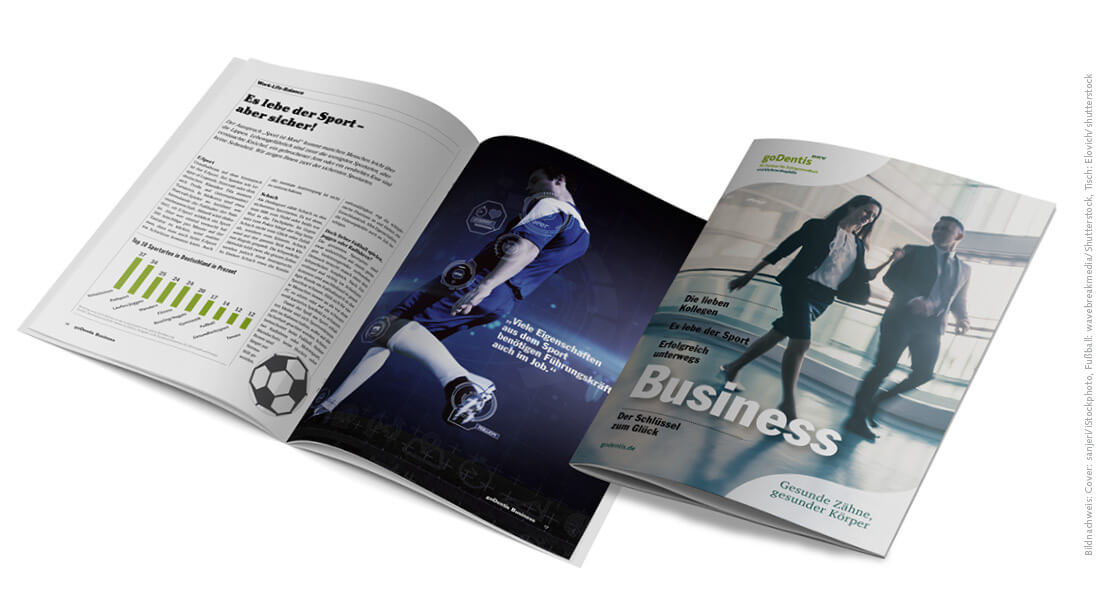 Ein Kundenmagazin zum Thema „Business“ zeigt das Cover mit einem Mann und Frau in einem Business-Outfit, die einer Lobby entlang gehen. Auf einer weiteren Abbildung schießt gerade ein Fußballer einen Ball.